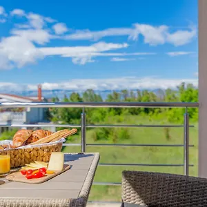 Apartman Enona, Nin